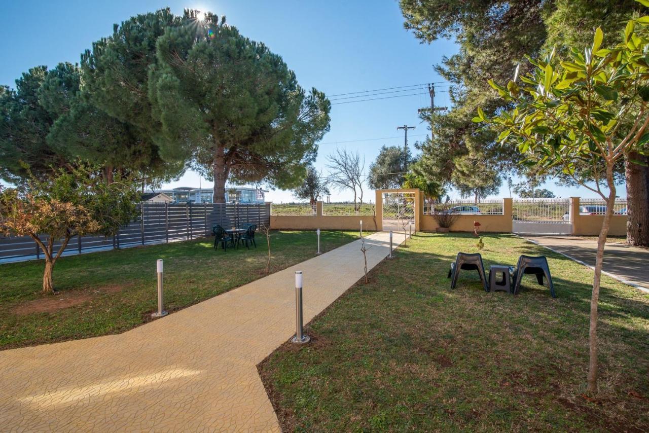Pine Trees Apartment Preveza Luaran gambar