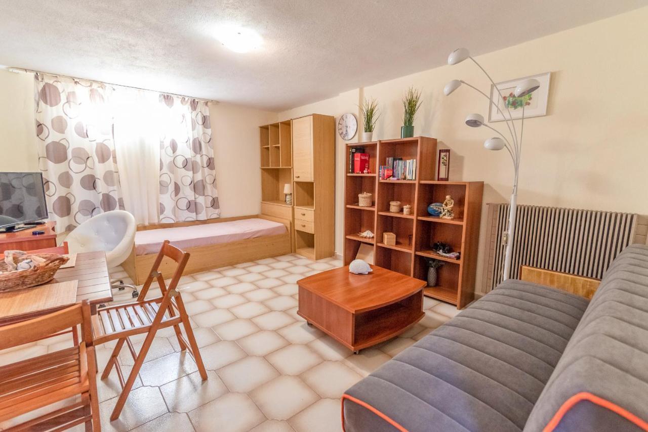 Pine Trees Apartment Preveza Luaran gambar